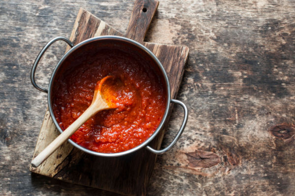 How to Make Bloves Sauce at Home: Recipe and Step-by-Step Instructions 4 A pan with a thick and flavorful sauce, with visible spices and seasonings.