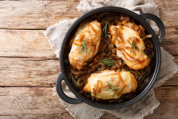 French Onion Chicken Made Easy: A Delicious Recipe to Try 9 A captivating view of a sizzling pan with caramelized onions and succulent pieces of chicken.