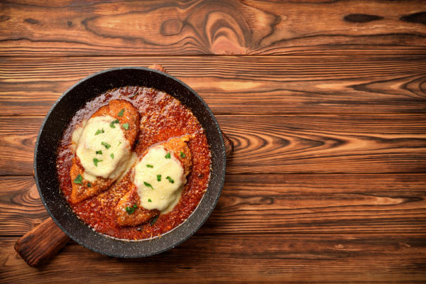 French Onion Chicken Made Easy: A Delicious Recipe to Try 5 An enticing top-down view capturing a sizzling pan filled with succulent chicken, rich sauce, and melted cheese.