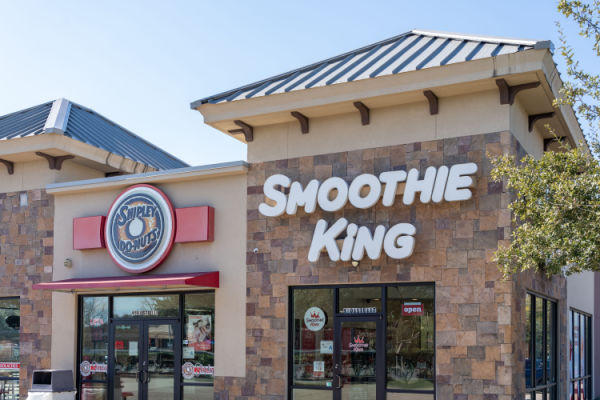 Keto Smoothie King Hacks: How to Customize Low-Carb Drink 6 A captivating photo of a Smoothie King store exterior, displaying the brand's vibrant logo and inviting signage.