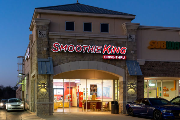 Keto Smoothie King Hacks: How to Customize Low-Carb Drink 2 Vibrant Smoothie King store exterior, showcasing a welcoming atmosphere