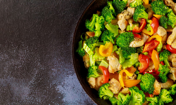 15 Easy Low Carb Lunch Ideas That Will Keep You Energized 11 Chicken stir-fry with broccoli and bell peppers