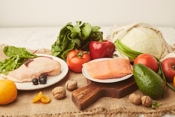 15 Easy Low Carb Lunch Ideas That Will Keep You Energized 2 Low-carb lunch ingredients include chicken breast, fish, and vegetables