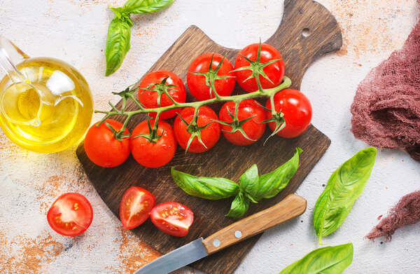Grilled Chicken Margherita Olive Garden: Recreate the Magic 4 Fresh tomatoes, basil leaves, and olive oil