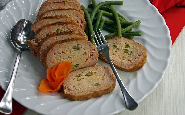 Sliced meatloaf with carrots and green beans