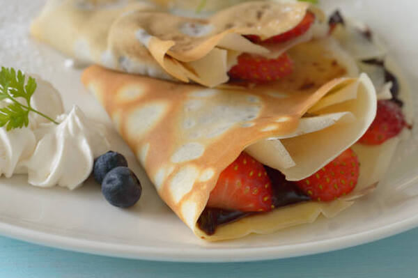Japanese Crepes: A Mouthwatering Recipe You Can't Miss! 6 Folded crepes with berries and chocolate sauce