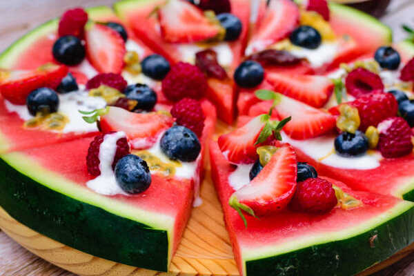 Irresistible Watermelon Pizza: A Sweet Twist on Tradition 6 Watermelon slices topped with yogurt and mixed berries