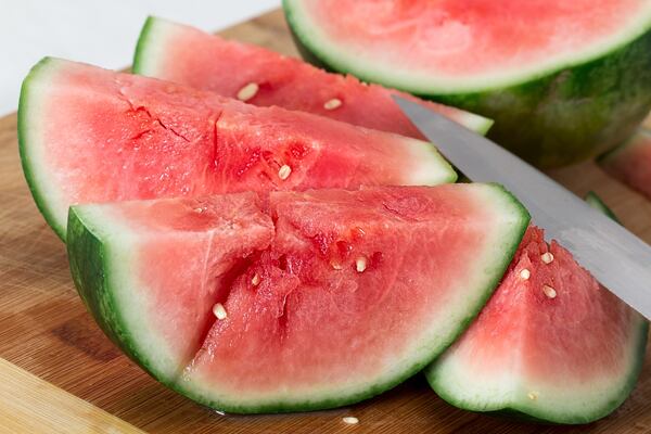 Irresistible Watermelon Pizza: A Sweet Twist on Tradition 4 Watermelon slices with a knife