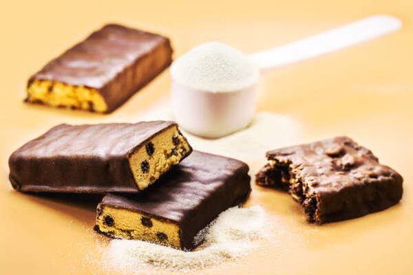 Protein Bars for Weight Loss: Unleash Your Slimming Power 6 Chocolate-covered protein bars with a scoop of whey protein