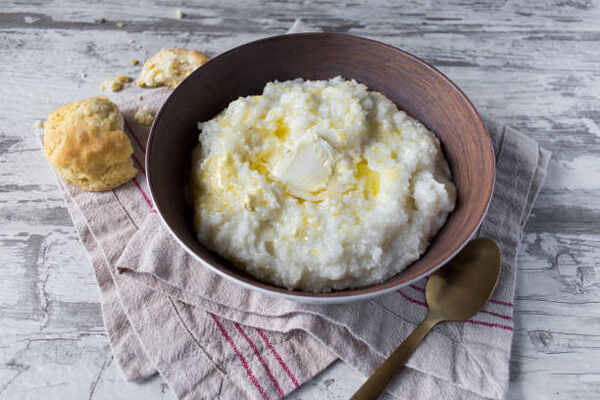 Can You Eat Grits on Keto? Unveiling Tasty Low-Carb Secrets 3 Can you eat grits on keto? A bowl of traditional grits with biscuits.