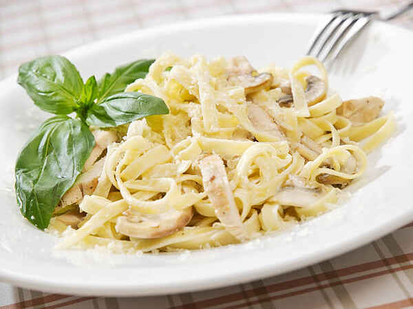 Chicken Alfredo Calories Unveiled: Savor Without Guilt! 6 A serving of chicken alfredo fettuccine with parmesan