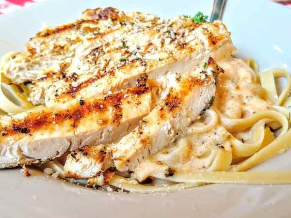 Chicken Alfredo Calories Unveiled: Savor Without Guilt! 3 A serving of grilled chicken Alfredo fettuccine