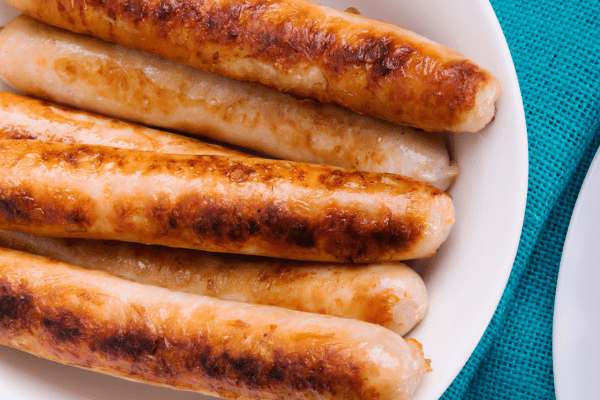 Quick and Easy Chicken Sausage in Air Fryer 3 A plate of perfectly chicken sausage in air fryer, showcasing a golden-brown, crispy exterior and juicy interior.
