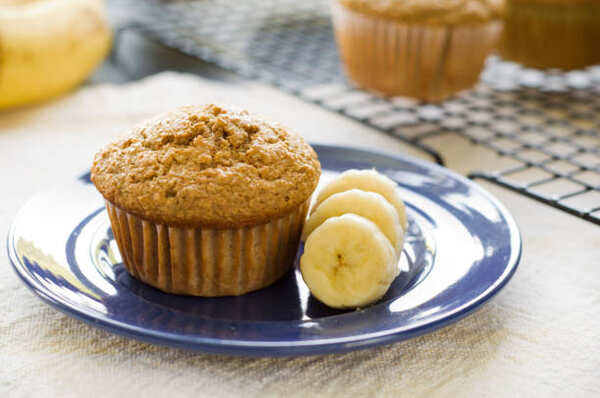 Does Banana Have Gluten? Here's What You Need to Know! 7 Freshly baked banana muffins with slices of banana