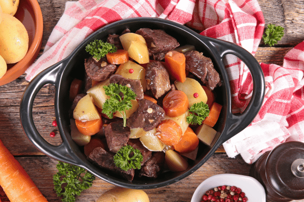 Beef Stew Calories Made Easy: Tips for a Yummy Meal 7 Beef stew calories: A black pot with delicious beef, carrots, and potatoes.