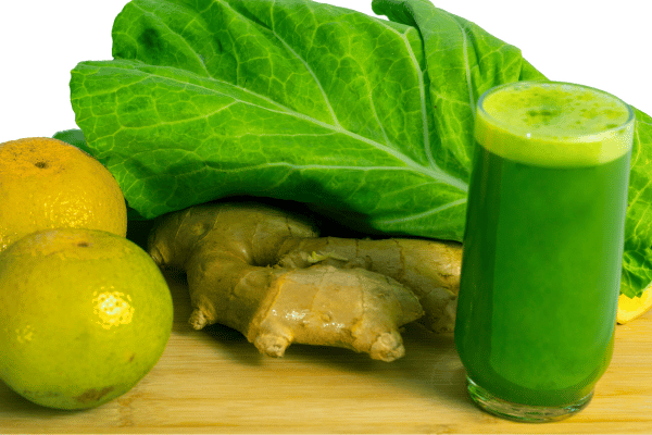 Low Carb Juicing: How to Make Tasty and Healthy Juices 10 A glass of juice with spinach, ginger, and lemon.