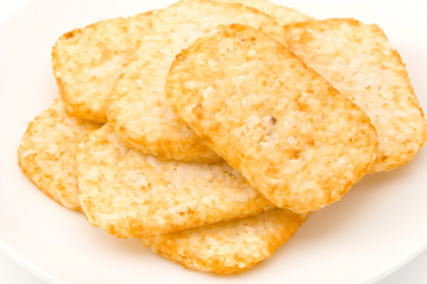Hash Browns in Air Fryer: The Recipe for a Quick Breakfast 2 The hash browns are golden-brown, crispy on the outside, and piled high.
