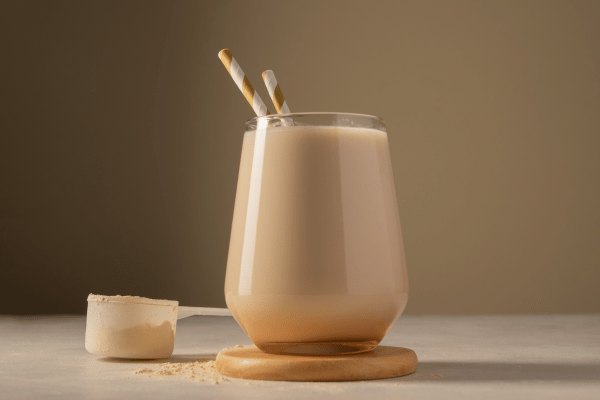 How Low Carb Protein Shakes Can Boost Your Fitness Goals 2 A glass of low carb protein shake with a straw is shown.