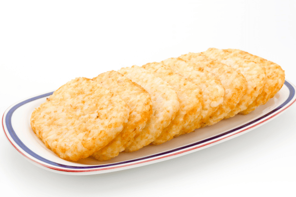 Hash Browns in Air Fryer: The Recipe for a Quick Breakfast 7 The hash browns are neatly layered in a slightly overlapping pattern on a plate, creating a visually appealing presentation.