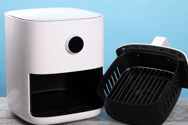 Hash Browns in Air Fryer: The Recipe for a Quick Breakfast 4 The air fryer has a clean, white exterior with a glossy finish that looks modern and stylish.