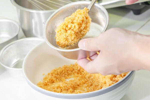 Using cookie crumbs as cheesecake crust