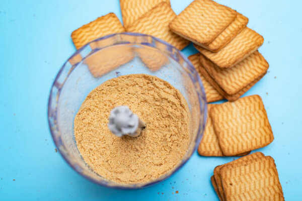 Blending cookies or crackers into crumbs
