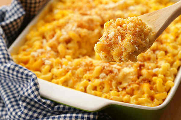 Keto Cauliflower Mac and Cheese: Low-Carb Comfort Food 3 Traditional baked macaroni and cheese