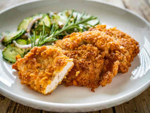 Quick and Easy Aldi Red Bag Chicken Air Fryer Recipe 6 Fried breaded chicken with fresh vegetable salad