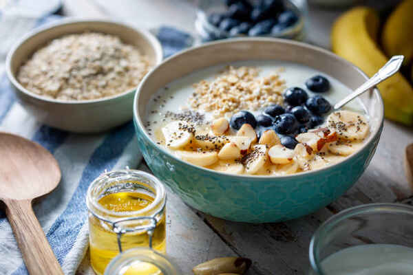 10 Delicious Keto Breakfast Without Eggs to Start Your Day 5 Traditional porridge oatmeal with honey and fruits