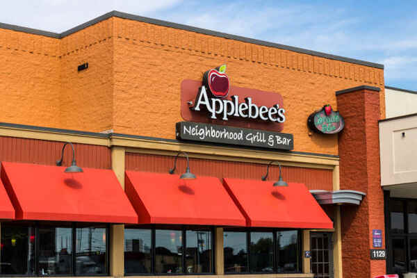Keto at Applebee's 2025: Best Low-Carb Meals to Order 7 Outside an Applebee's restaurant