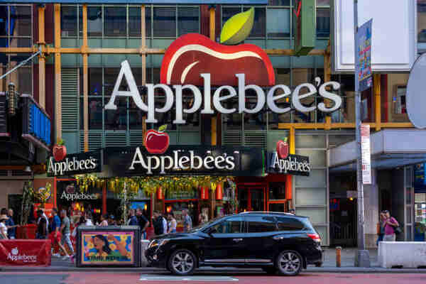 Keto at Applebee's 2025: Best Low-Carb Meals to Order 2 Outside an Applebee's restaurant