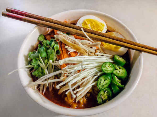 Keto Ramen Recipe: Quick, Tasty, and Low-Carb Friendly 6 A bowl of ramen soup with eggs and vegetable toppings