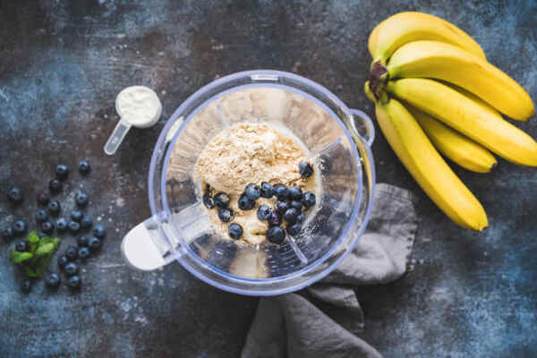 How to Mix Protein Powder Like a Pro: Ultimate Guide 7 Blending protein powder with bananas and blueberries for a protein smoothie