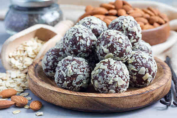 10 Keto Dessert Recipes Easy Enough for Beginners 9 Chocolate energy balls with cinnamon, oats, and almonds