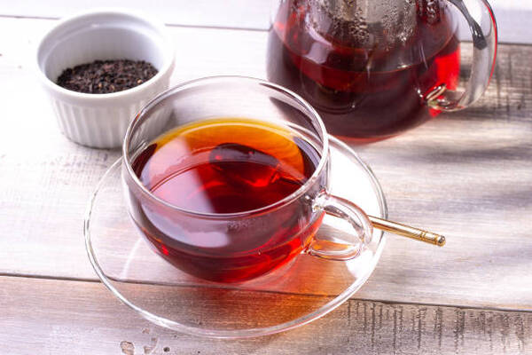 Understanding Iced Tea vs Sweet Tea: Key Differences 8 Brewed black tea leaves in a cup of hot water
