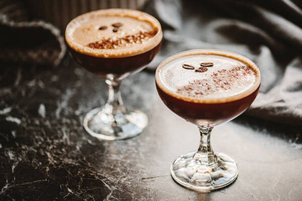 9 Easy Keto Alcohol Drinks for Summer Parties 11 Two glasses of espresso martini with coffee beans