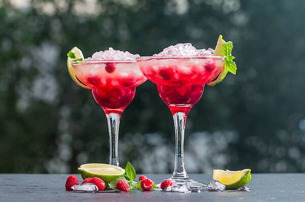 9 Easy Keto Alcohol Drinks for Summer Parties 4 Margarita cocktail with lime and raspberries