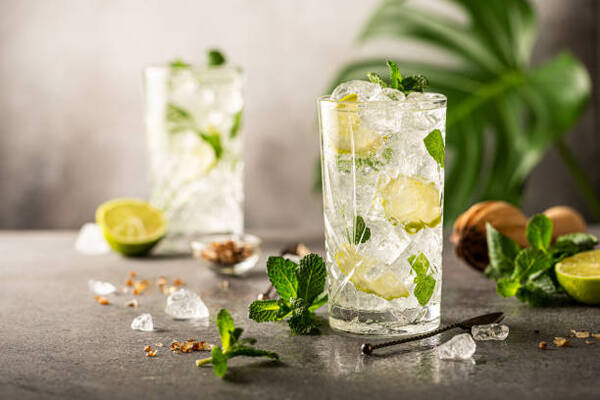 9 Easy Keto Alcohol Drinks for Summer Parties 6 Mojito cocktail with lime and mint in highball glass