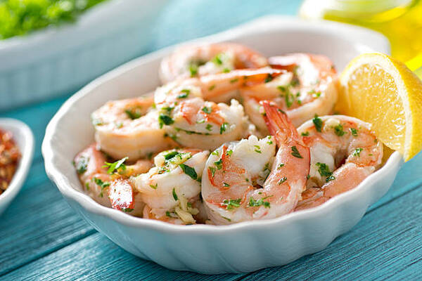 5 Irresistible Shrimp Keto Recipes for Low-Carb Dinners 7 A delicious bowl of shrimp scampi with garlic, butter, and parsley