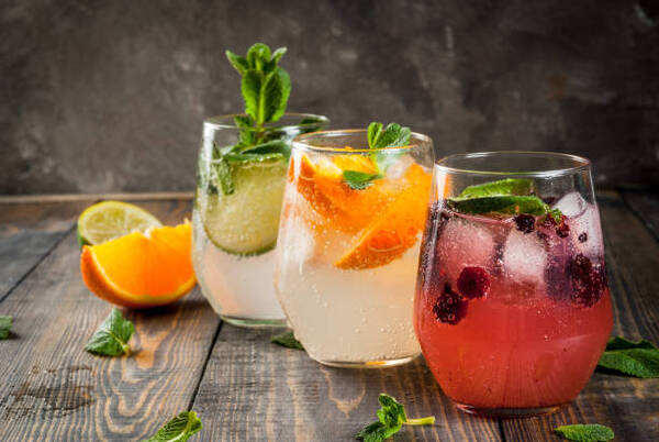 9 Easy Keto Alcohol Drinks for Summer Parties 2 Gin tonic drinks with blackberries, with orange, with lime and mint leaves