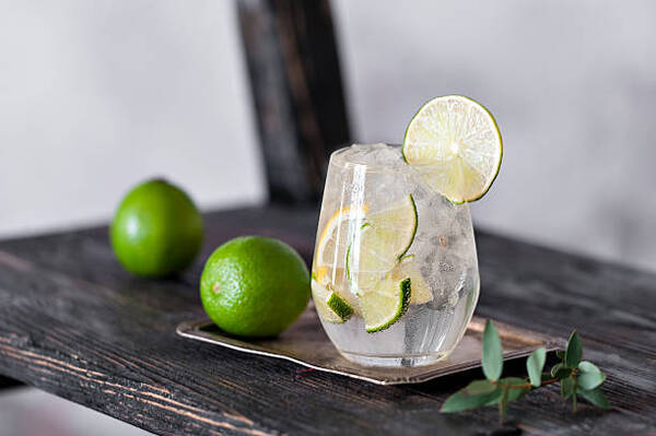 9 Easy Keto Alcohol Drinks for Summer Parties 3 Cold vodka soda with lemon and lime