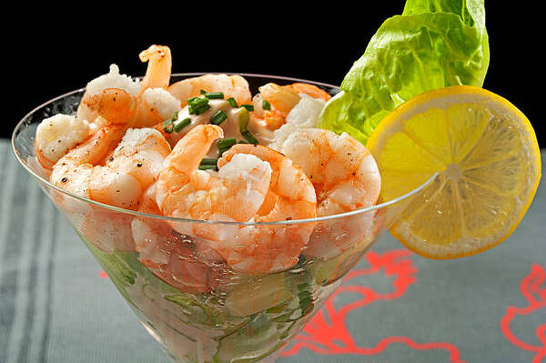 10 Quick and Easy Snacks With No Carbs to Curb Hunger 11 Shrimp cocktail with avocado salsa and lemon slice