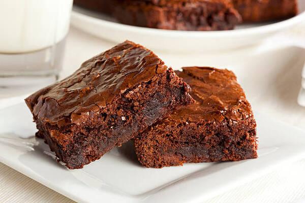 Quick and Simple Low-Carb Brownies You’ll Want Every Day 2 Fresh homemade chocolate brownies on a plate