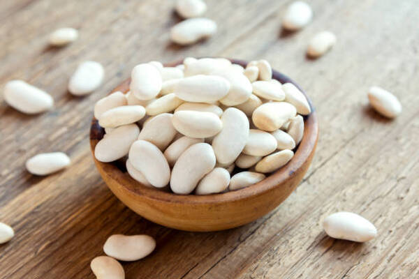 Beans on Keto: Can They Fit Into Your Meal Plan? 9 White beans or navy beans in a bowl